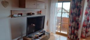 RiedlhütteFerienwohnung “Haus Rita”的客厅设有大电视和窗户