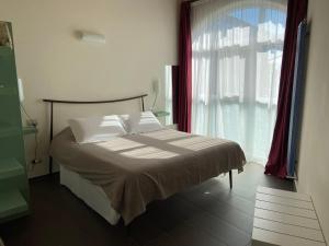 拉莫拉卡萨玛塔旅馆的一张位于带大窗户的房间内的床铺