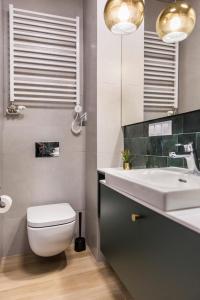 克拉科夫Piedmont House的浴室配有白色卫生间和盥洗盆。