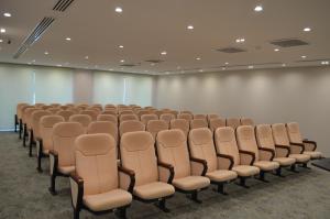 库巴Arena Apartments & Villas Guba的一个带椅子和墙壁的会议室