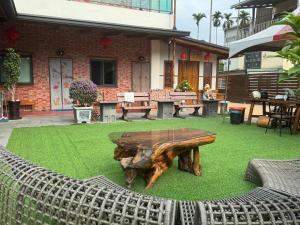 埔里红砖642民宿 的一张木桌,坐在绿草上