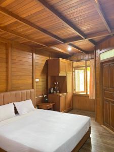 KangkakawalAwandari Resort & Convention的卧室配有一张白色大床
