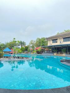 KangkakawalAwandari Resort & Convention的大楼前方的蓝色海水大型游泳池