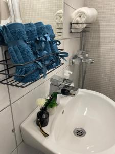 斯科普里Kamche apartments的浴室设有白色水槽和蓝色毛巾。