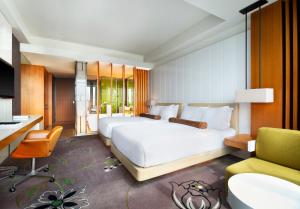 台北台北 W 酒店 的卧室配有一张白色大床和一张书桌