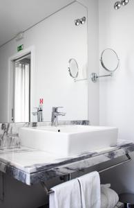 塞图巴尔里约艺术酒店的白色的浴室设有水槽和镜子