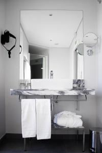 塞图巴尔里约艺术酒店的一间带水槽和镜子的浴室