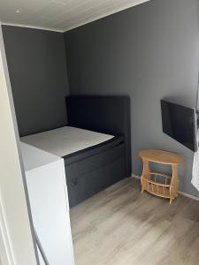 史特林New Apartment 2 bedroms的小房间设有一张床和一张桌子