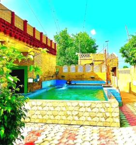 阿姆利则Chahal Tree Farm House - 20 min Ride from Golden Temple的房屋后院的游泳池