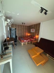曼谷拉罗坎达酒店的一间卧室配有一张床、一张书桌和一台电视。
