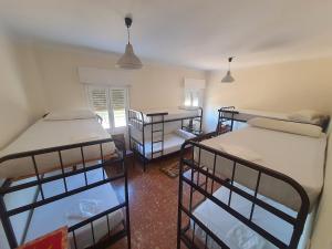 纳瓦雷特Hostel Pilgrim's的一间设有三张双层床的客房