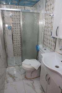 阿达纳阿达纳萨拉伊酒店的带淋浴、卫生间和盥洗盆的浴室