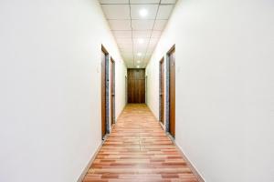 苏拉特FabHotel Gokuldham的办公室大楼里一条空的走廊,走廊很长