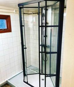 桑德维肯Ofvansjö Gård , Enkel stuga för övernattning på ett fd militärområde的浴室设有玻璃淋浴间。