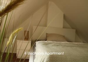 Cozy Apartment in Bedburg-Hau客房内的一张或多张床位