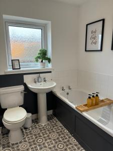 因弗内斯Gateway Apartment的浴室配有卫生间、盥洗盆和浴缸。