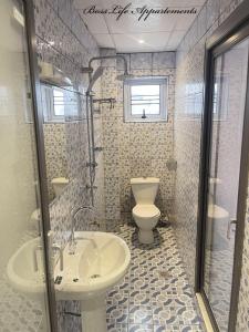 杜阿拉BOSSLIFE APARTMENTS-TERMINUS SAINT MICHEL DERRIERE Barcelone Hôtel的一间带水槽和卫生间的浴室