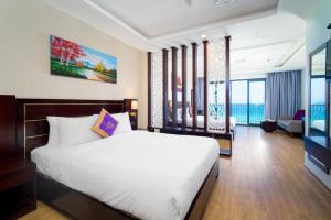 岘港Alani Hotel & Spa的一间带白色床的卧室和一间客厅
