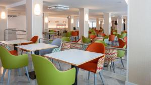 贝纳尔马德纳巴厘梅德普拉亚酒店的用餐室配有桌椅