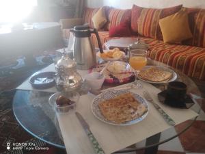 马拉喀什DAR SARSAR airport的咖啡桌,早餐食品和饮料