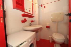 利多波波萨Eco del Mare Apartments的一间带水槽和卫生间的小浴室