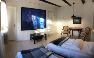 EriksmålaEriksmåla Art Residence的客厅配有沙发和桌子