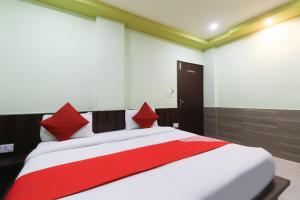 OYO Flagship Hotel Dwarkadhish客房内的一张或多张床位