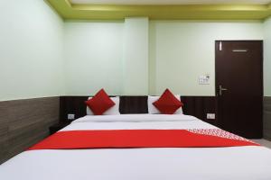 OYO Flagship Hotel Dwarkadhish客房内的一张或多张床位