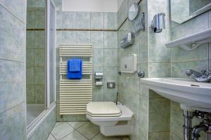 维斯马Hotel Seeblick Wismar的一间带卫生间和水槽的浴室