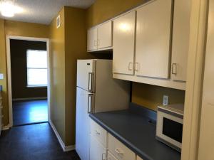 帕里斯SSS Guest Home的厨房配有白色橱柜和白色冰箱。