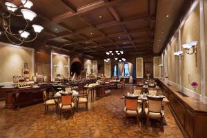 穆索里Welcomhotel by ITC Hotels, The Savoy, Mussoorie的一间大房间的餐厅,配有桌椅