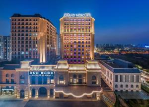 杭州杭州浙大紫金港美爵酒店的晚上享有波利大酒店的景色