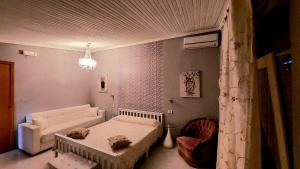 阿雷内拉桃金娘与玫瑰酒店的客厅配有床和沙发
