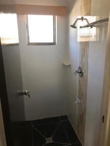 南迪Bula Stay的带淋浴的浴室和窗户