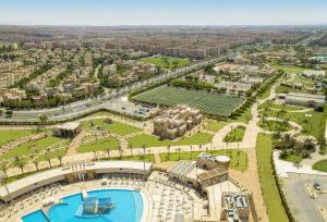 开罗2BR Apartment-Host Prime In Rehab City的享有带游泳池的度假村的空中景致