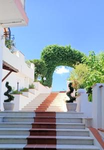 Francavilla in SinniAlbergo Mango的一组楼梯,有拱门背景