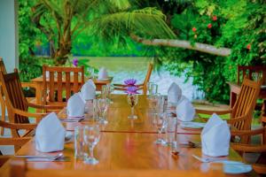 本托塔Lagoon Bentota Resort的一张木桌,上面有眼镜和餐巾