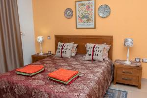 哈曼苏斯Dar Marrakech Apartment Sousse的一间卧室配有一张带两个枕头的床
