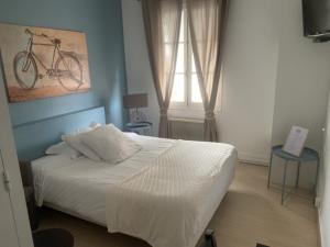 容扎克莱斯瑟尔姆斯酒店的卧室配有一张床,墙上挂着自行车