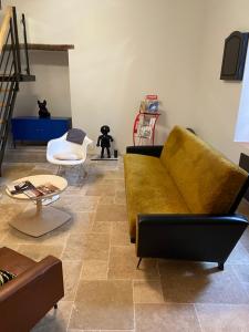 拉西约塔LOFT AUTHENTIQUE 3 STARS Terrasse VIEUX PORT的客厅配有黄色的沙发和桌子