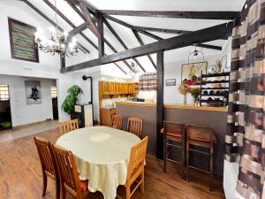 索科矿泉村House Milovanovic的一间带桌子和椅子的用餐室
