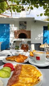 希马拉Ionian View B&B的餐桌,盘子,咖啡