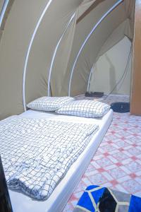 PalayanganPandawa camp的房间里的帐篷里的一张床位