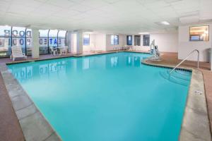 加兰加兰北达拉斯速8酒店的蓝色的大游泳池,位于酒店客房内