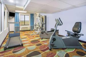 加兰加兰北达拉斯速8酒店的健身房设有两台跑步机和跑步机