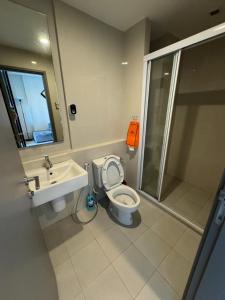芭堤雅市中心WCC The base central pattaya的浴室配有卫生间、盥洗盆和淋浴。