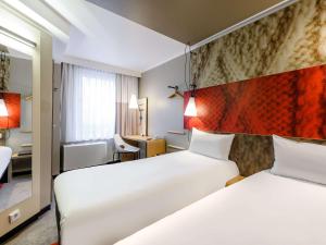 慕尼黑慕尼黑宜必思酒店的酒店客房配有两张床和一张书桌