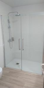 埃普拉特约布里加埃斯普莱中心旅馆的浴室里设有玻璃门淋浴