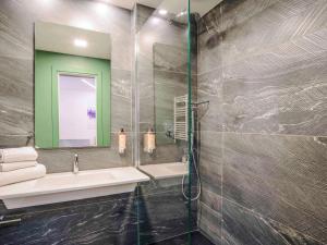 阿格拉泰布里亚恩扎Mercure Milano Agrate Brianza的一间带水槽和镜子的浴室