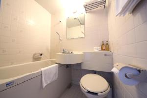 Yokkaichiホテルパブリック21的白色的浴室设有卫生间和水槽。